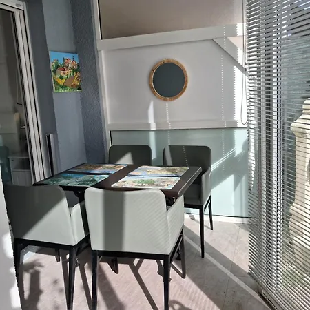Sleeps 4 With Garden, Walking Distance To Beaches