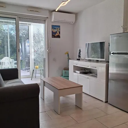 Sleeps 4 With Garden, Walking Distance To Beaches