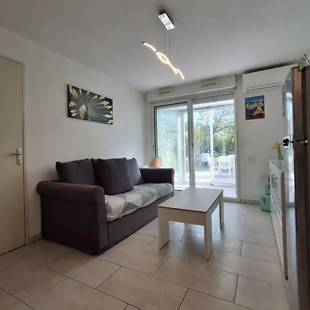 Sleeps 4 With Garden, Walking Distance To Beaches