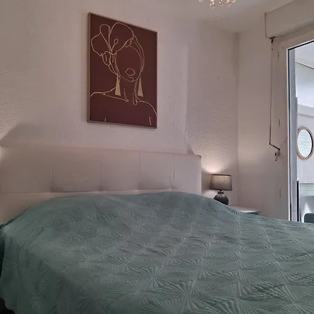 Sleeps 4 With Garden, Walking Distance To Beaches