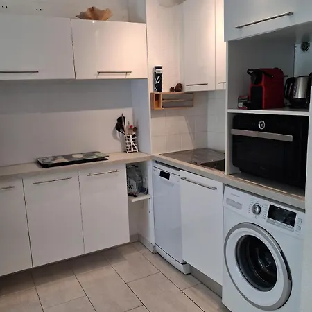 Sleeps 4 With Garden, Walking Distance To Beaches דירה *