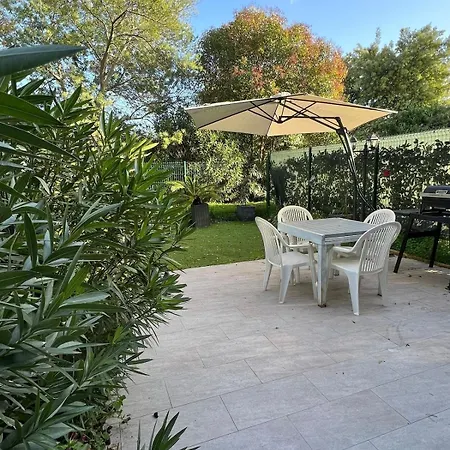 Sleeps 4 With Garden, Walking Distance To Beaches Apartman Mandelieu
