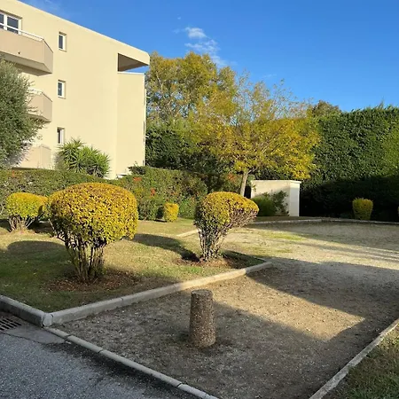 Sleeps 4 With Garden, Walking Distance To Beaches *